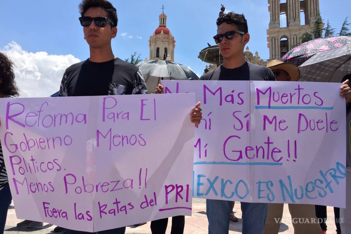 $!Grupos ciudadanos y magisteriales de Coahuila protestan por conflicto en Oaxaca (FOTOS)