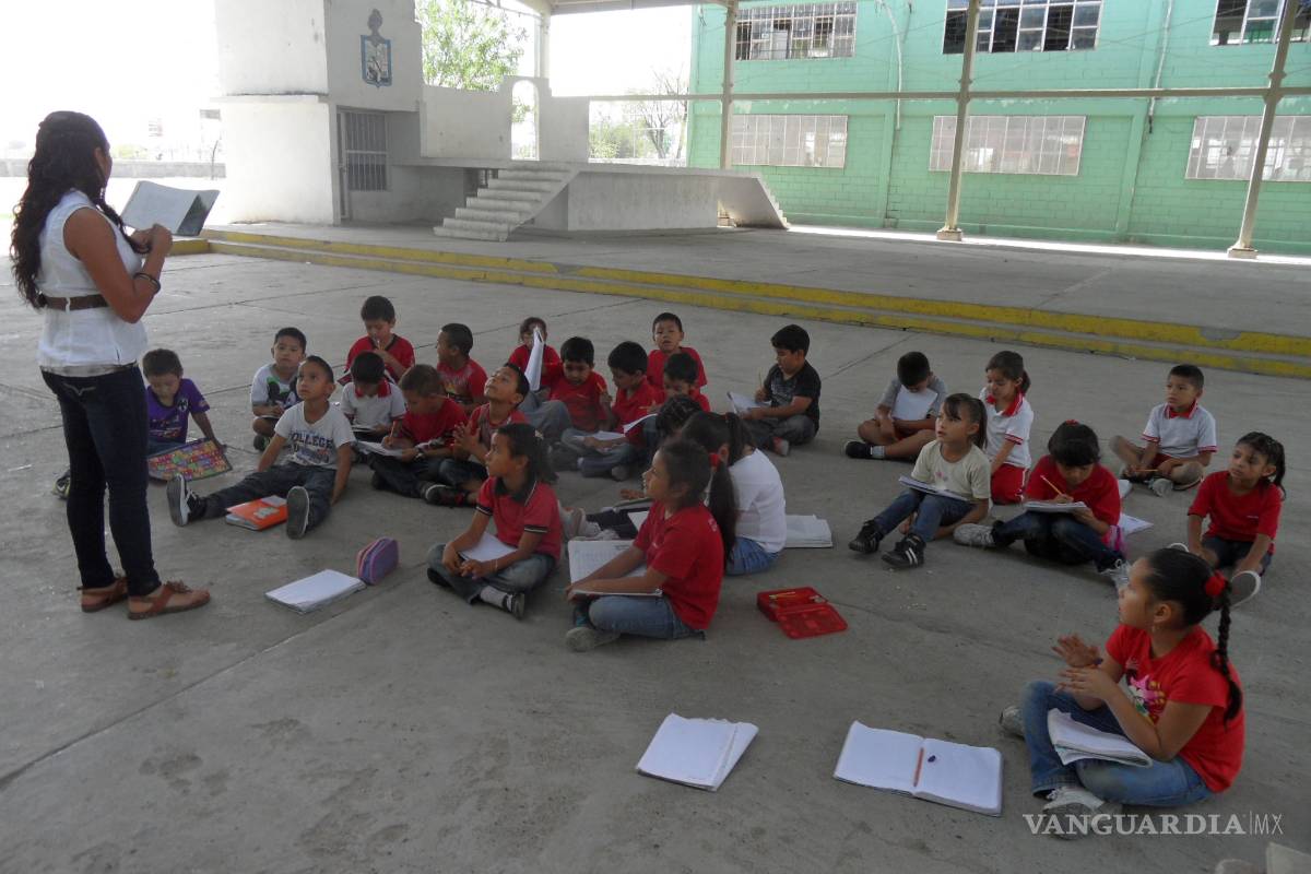 Por calor, en algunas escuelas de Coahuila dan clases en el patio