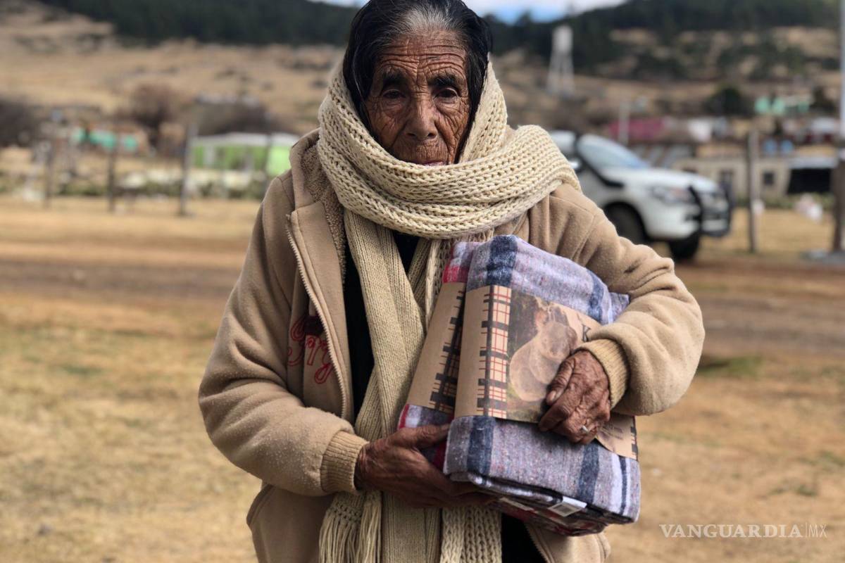 Manto blanco cubre al Cerro de la Silla de Nuevo León