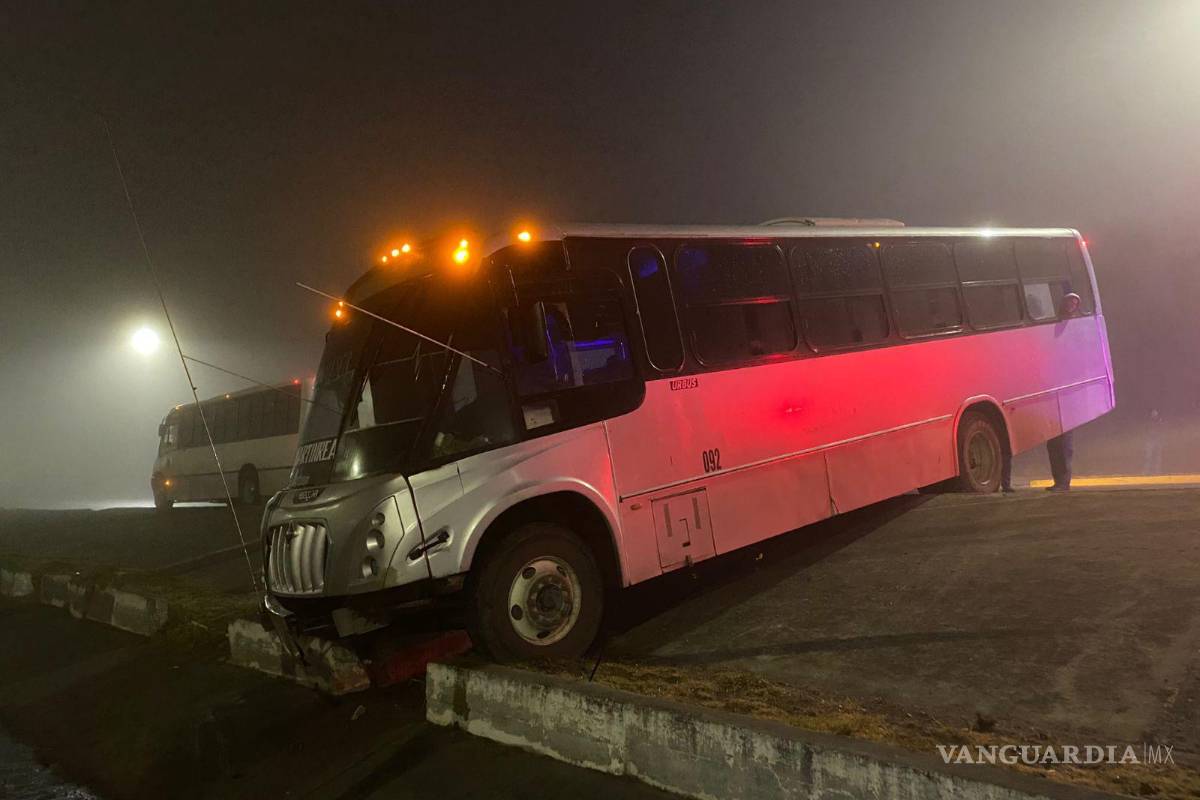 Saltillo: derrapa transporte de personal y cae a canal pluvial; tres trabajadores atendidos