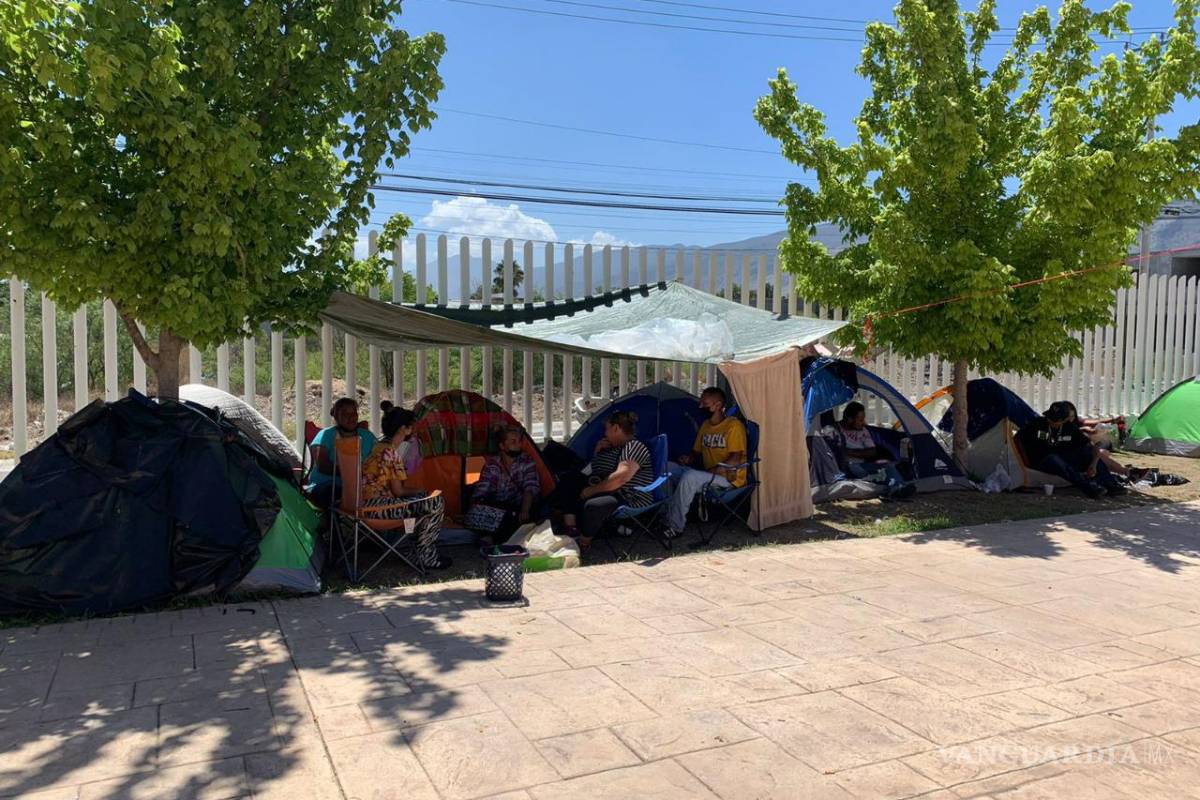 Acampan familias afuera del nuevo Hospital del Niño de Saltillo en espera de noticias de sus hijos