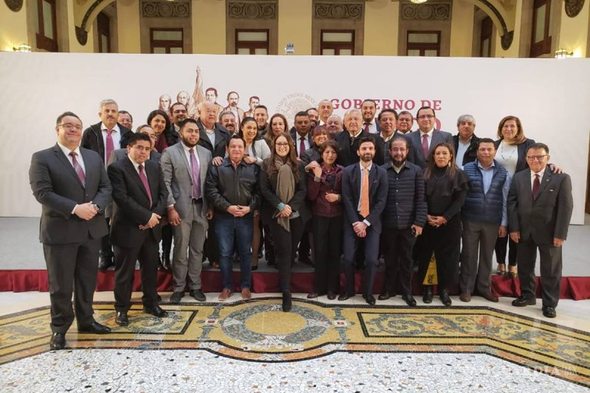 Aún estando acusados de desvíos, AMLO descarta suspender a superdelegados