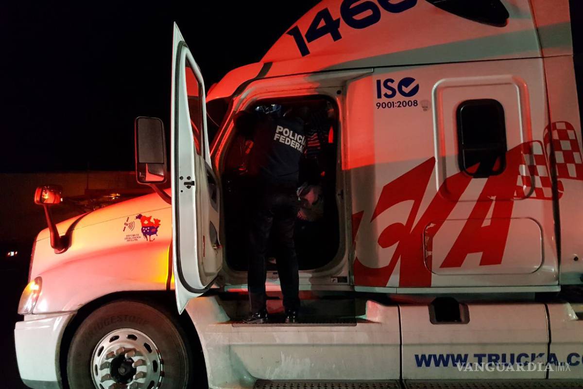 $!Salvan a 21 migrantes hacinados en camarote