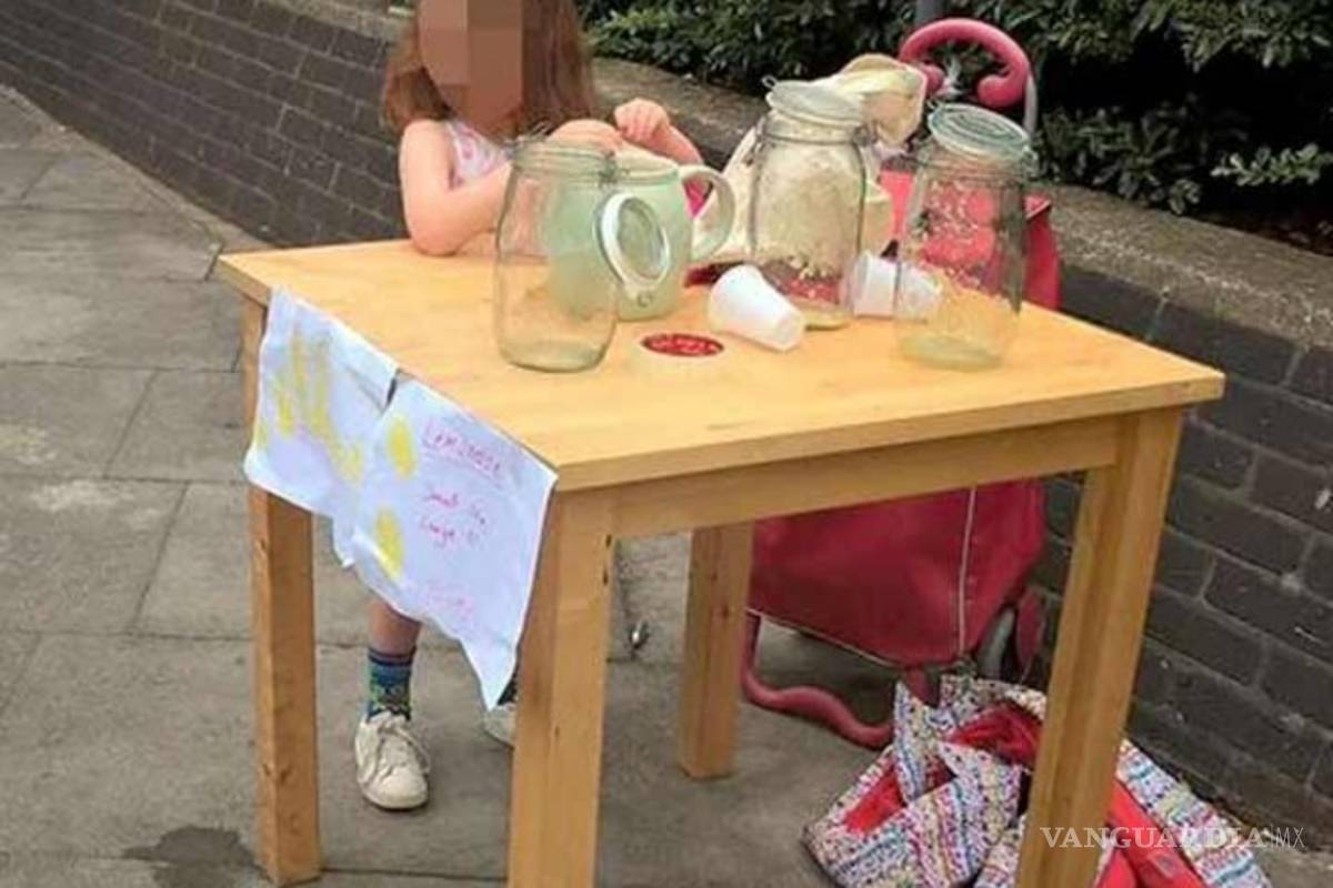 Multan a niña de 5 años por vender limonada sin permiso