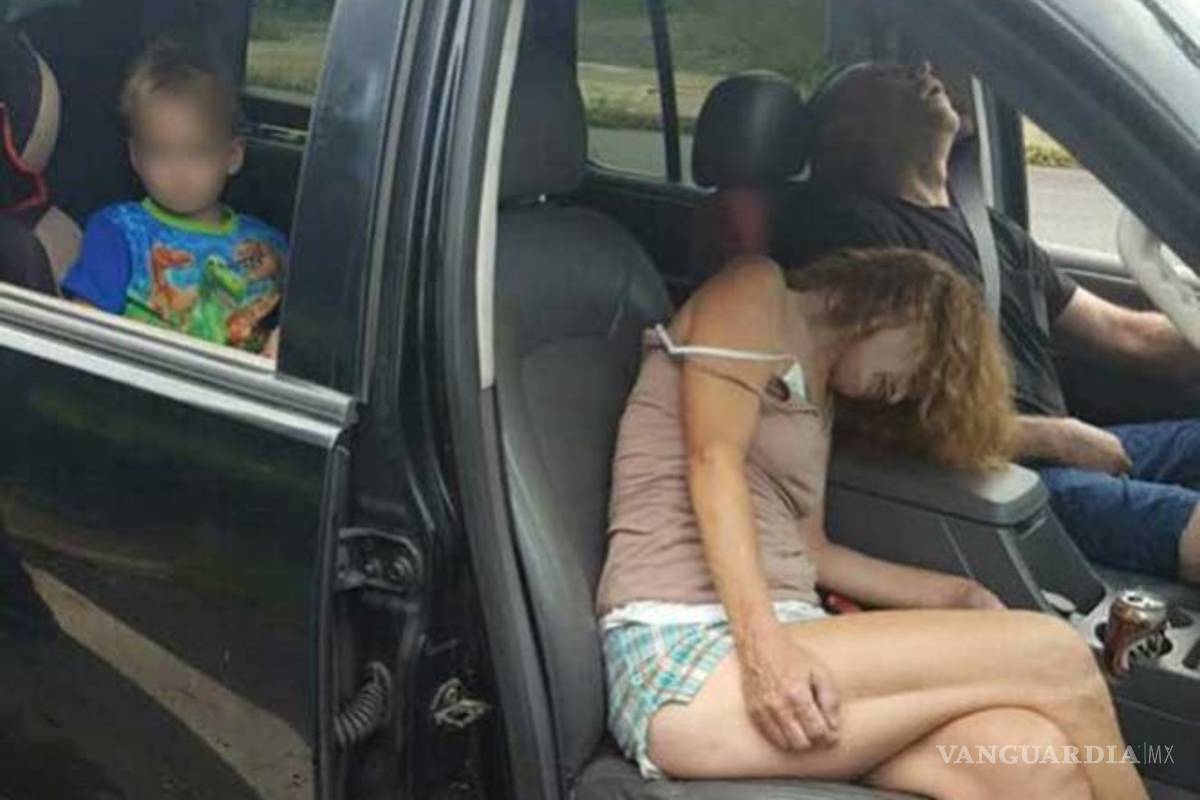 Comparten impactantes fotos de pareja drogada con un niño en el carro