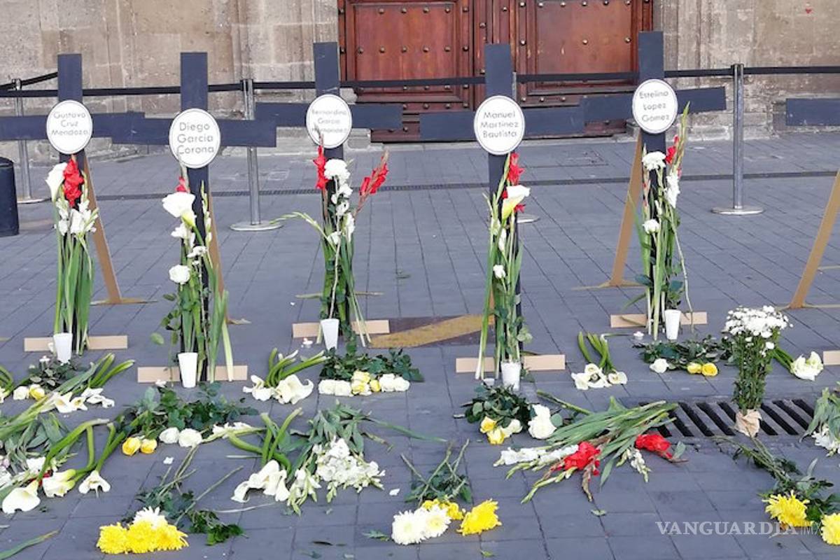Defensores de derechos humanos y periodistas ponen ofrendas en Palacio Nacional y exigen poner fin a la violencia