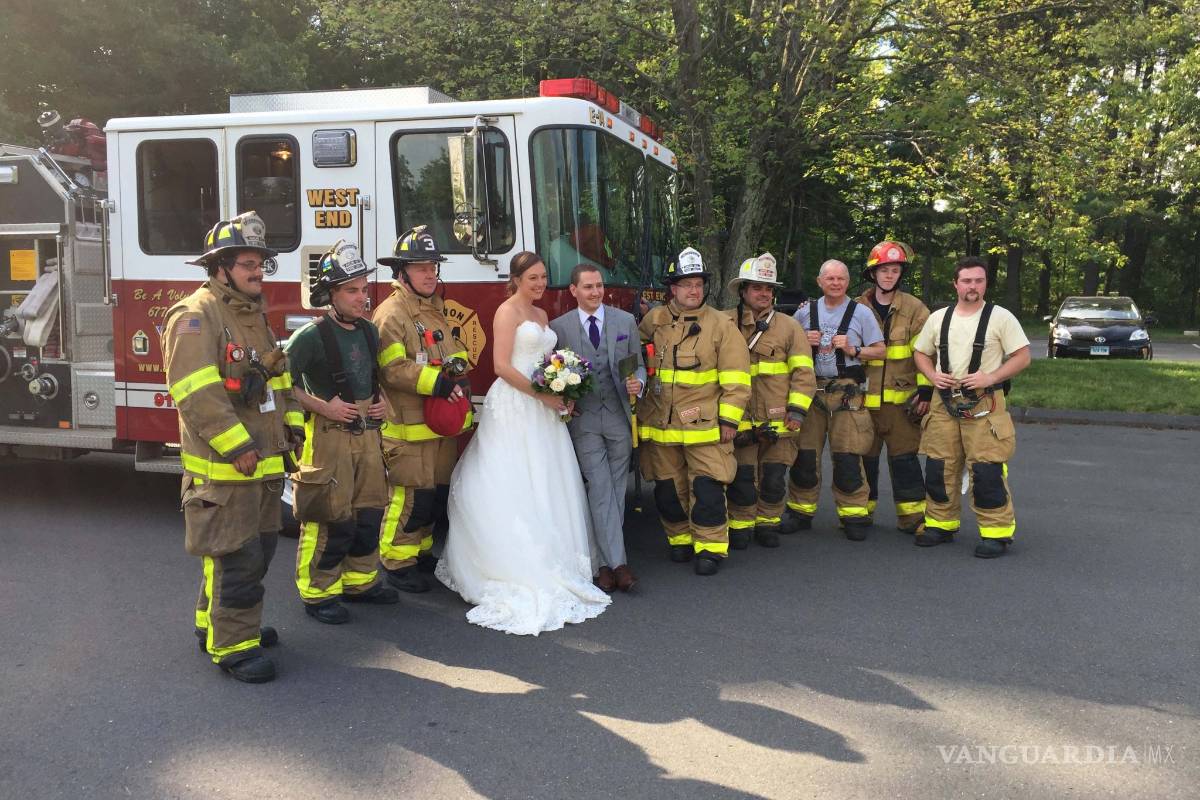$!¡Los apagafuegos salvan el día! Recién casados llegan a su fiesta en camión de bomberos
