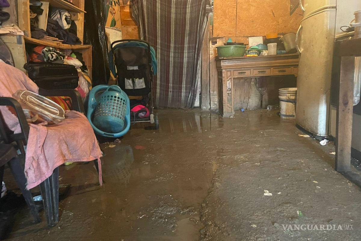 Sufre familia inundación en su tejabán y se estropean sus pertenencias; piden apoyo de los saltillenses