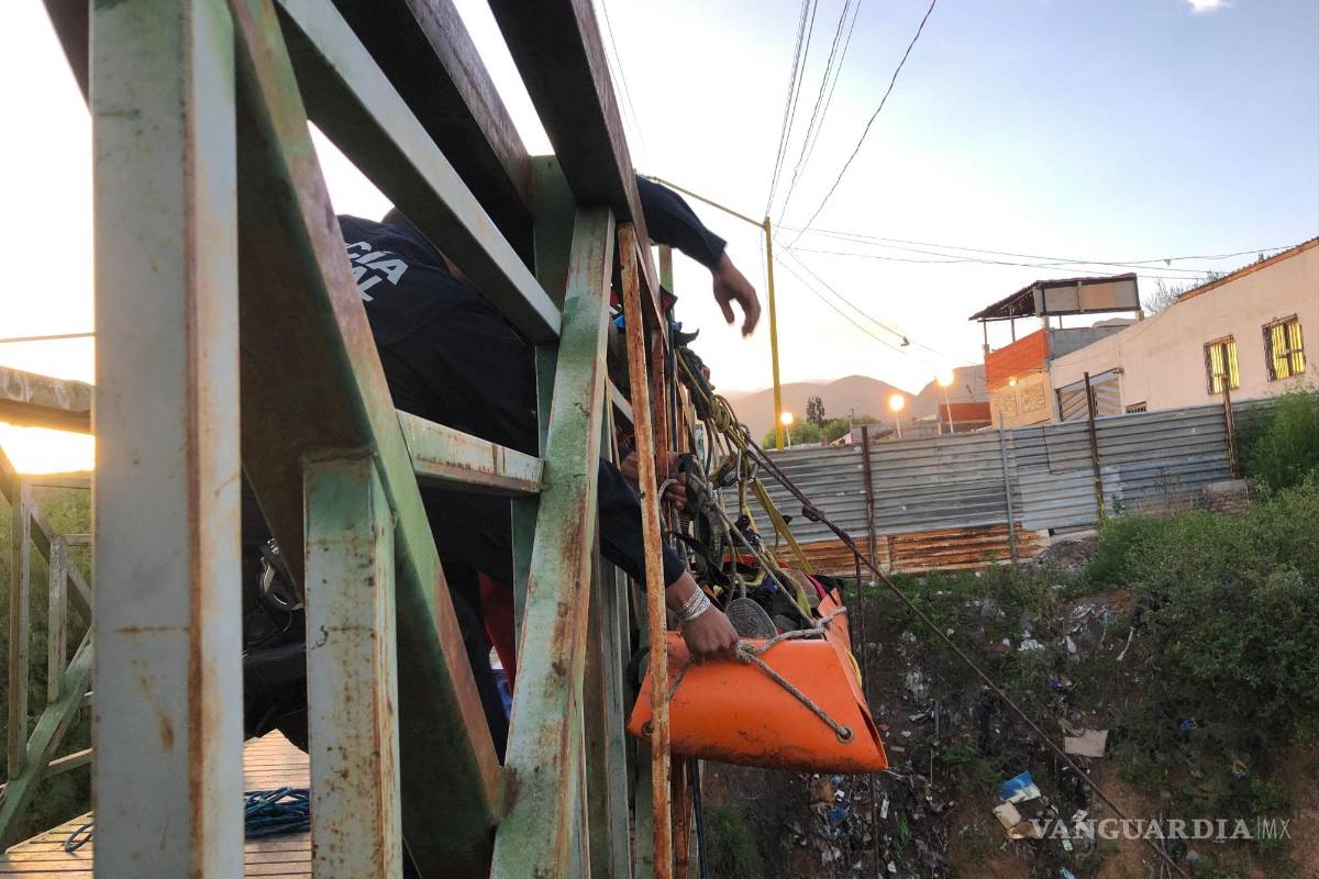 $!El joven fue subido para ser atendido médicamente.