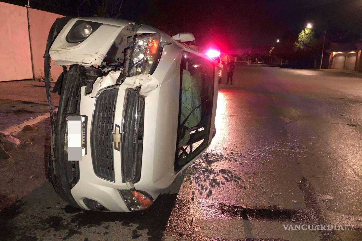 Conductora vuelca tras impactarse contra durmientes y abandona su unidad, al norte de Saltillo