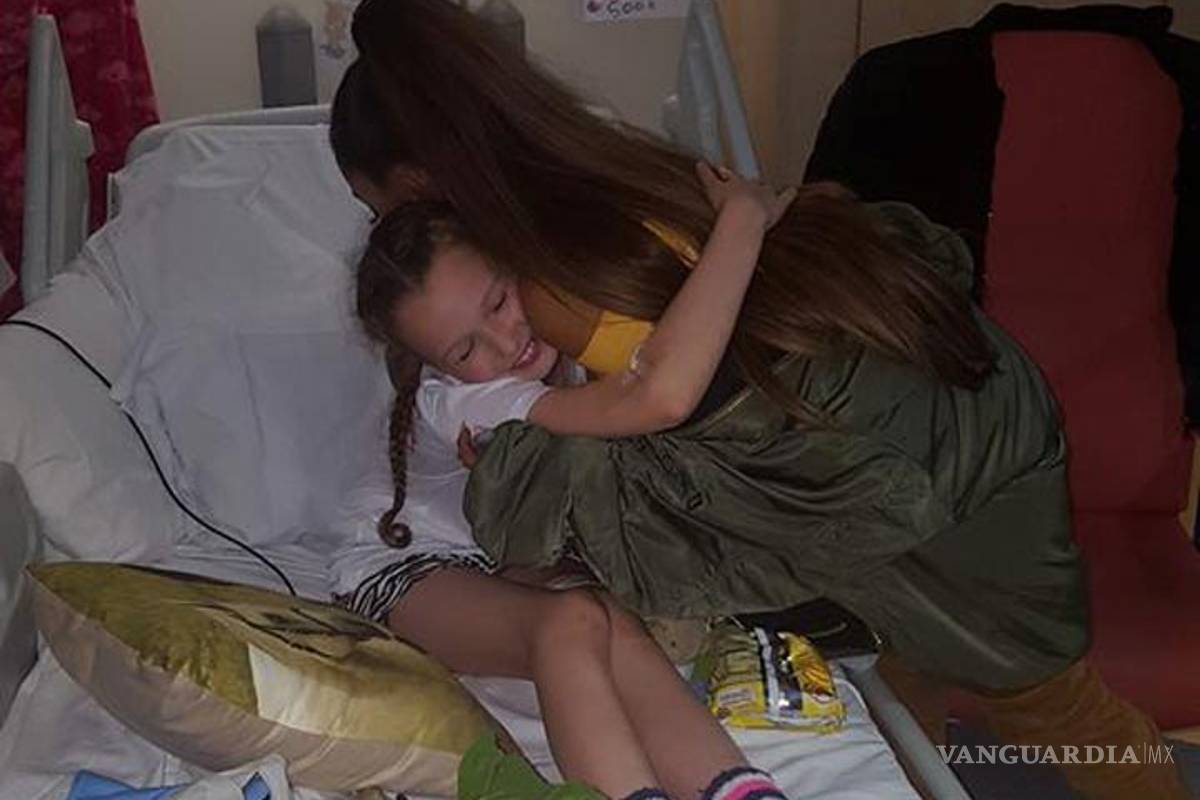 Ariana Grande visita a fans en hospital de Manchester