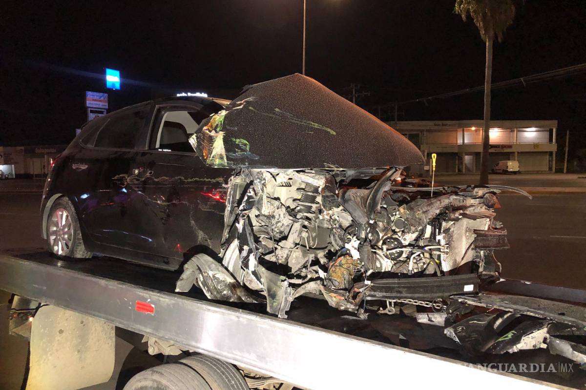 Joven en estado de ebriedad impacta contra muro y destroza su auto al norte de Saltillo