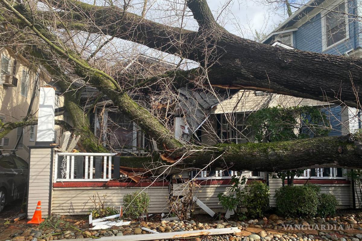 ‘Estamos atrapados aquí’; lluvias, aludes y socavones azotan a California