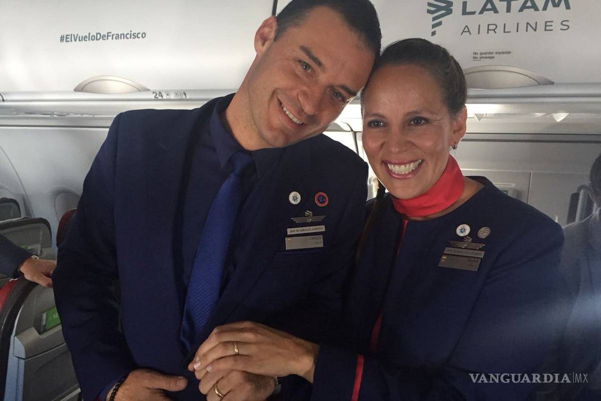 Durante&nbsp;el vuelo a Iquique el papa casa a dos integrantes de la tripulación