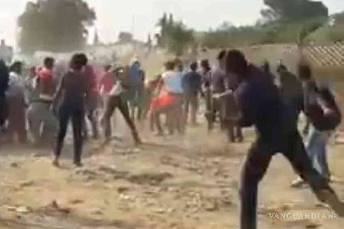 Se enfrentan familiares de internos de Chiconautla a pedradas