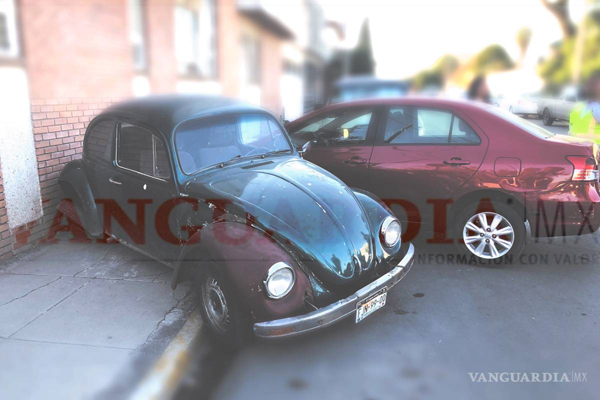 Mujer se pasa un alto y ocasiona accidente en la colonia República de Saltillo