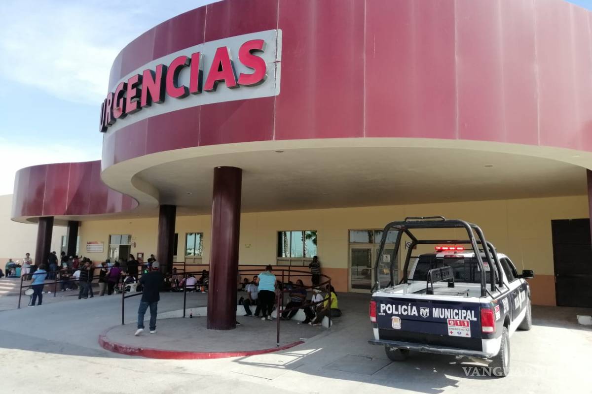 Motociclistas lo atacan a balazos cuando caminaba con su familia