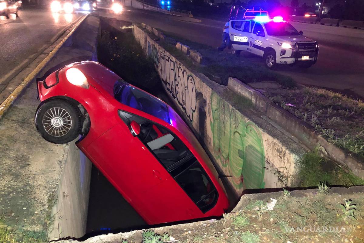 Cae conductor ebrio en drenaje pluvial tras perder el control al oriente de Saltillo