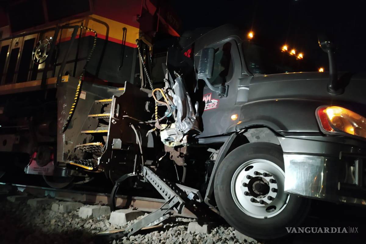 Saltillo: imprudente trailero se le atraviesa al tren