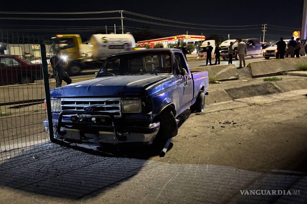 Saltillo: conductora invade carril y proyecta camioneta hacia un canal pluvial