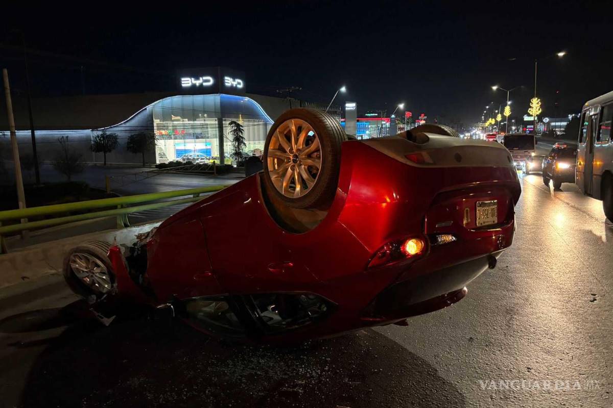 Vuelca conductora tras impactarse contra puente al norte de Saltillo