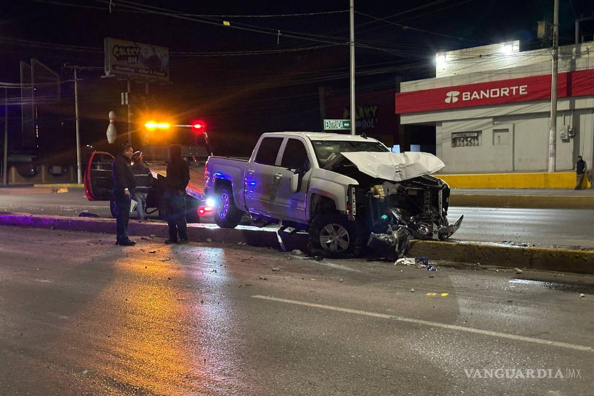 Saltillo: choca contra luminaria tras quedarse dormido y destroza su camioneta; presuntamente ebrio