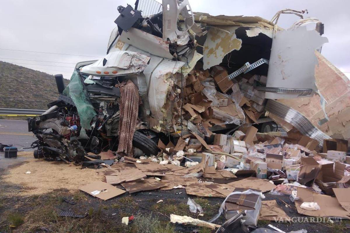 $!Bomberos y equipos de emergencia trabajaron en la extracción de los cuerpos atrapados en los vehículos involucrados en el trágico accidente.