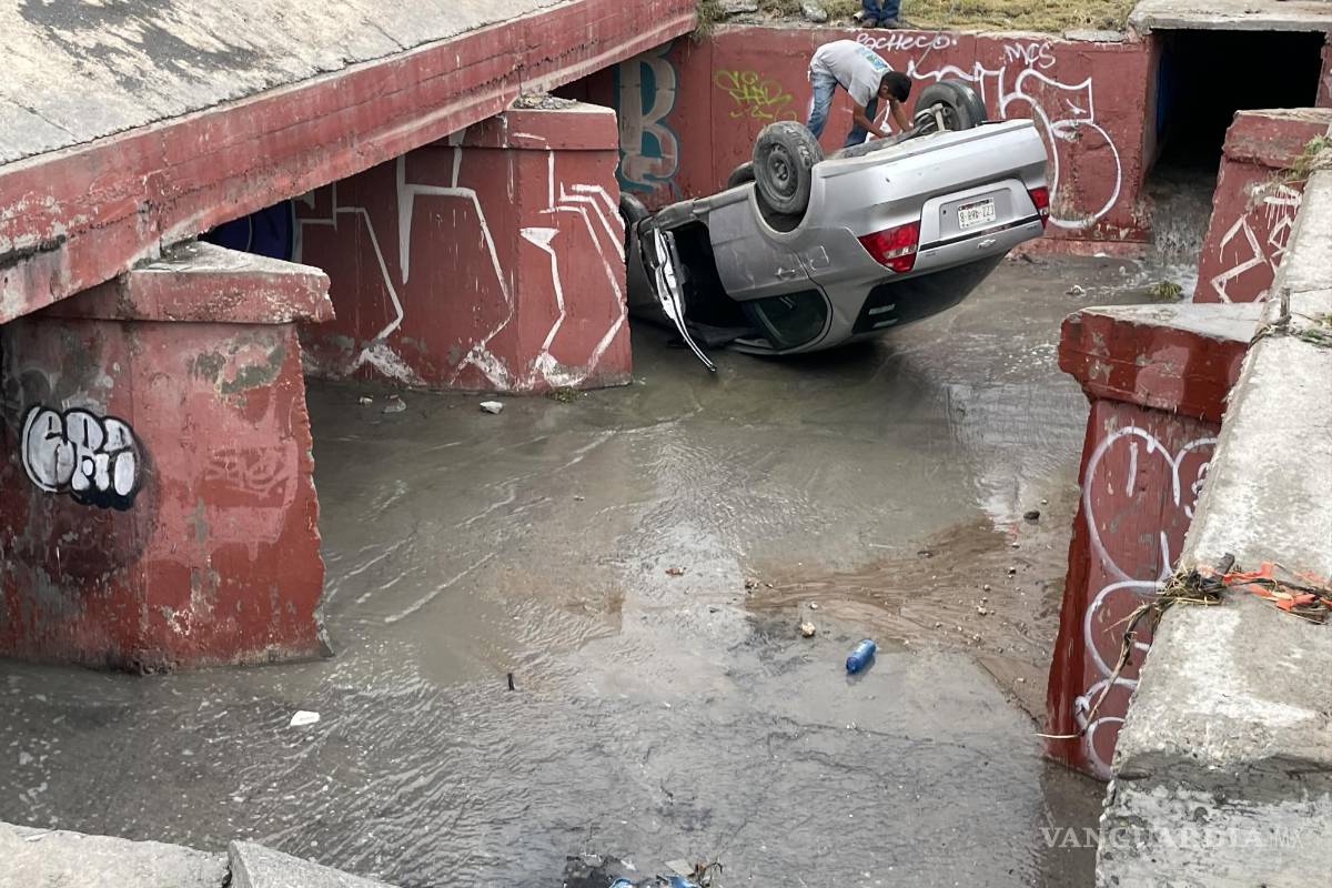 Joven conductor choca con camión y cae en arroyo, en Saltillo