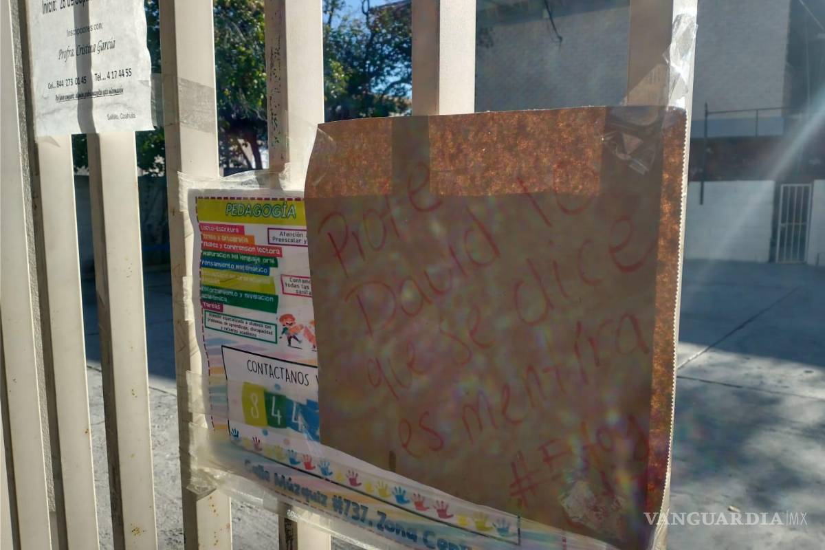 Exigen padres que no suspendan a profesor acusado de alcoholizarse durante clases en Saltillo