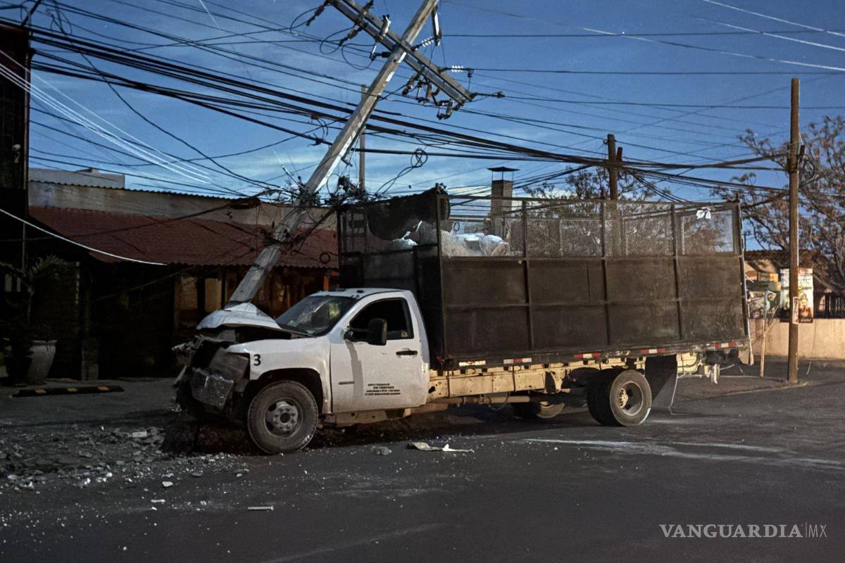 Se estrella camión recolector de basura contra poste de luz tras fallas mecánicas, en Saltillo