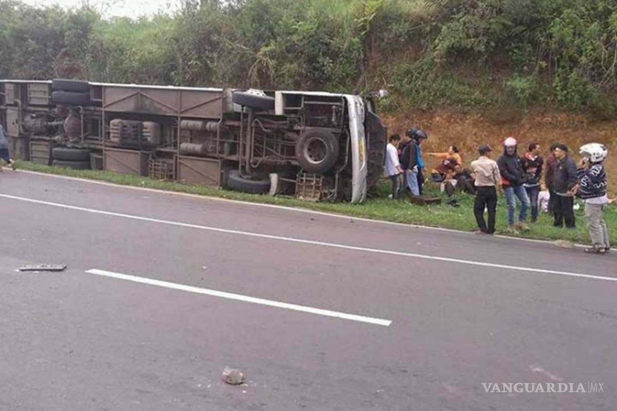 Accidente de autobús en Indonesia deja al menos 27 muertos