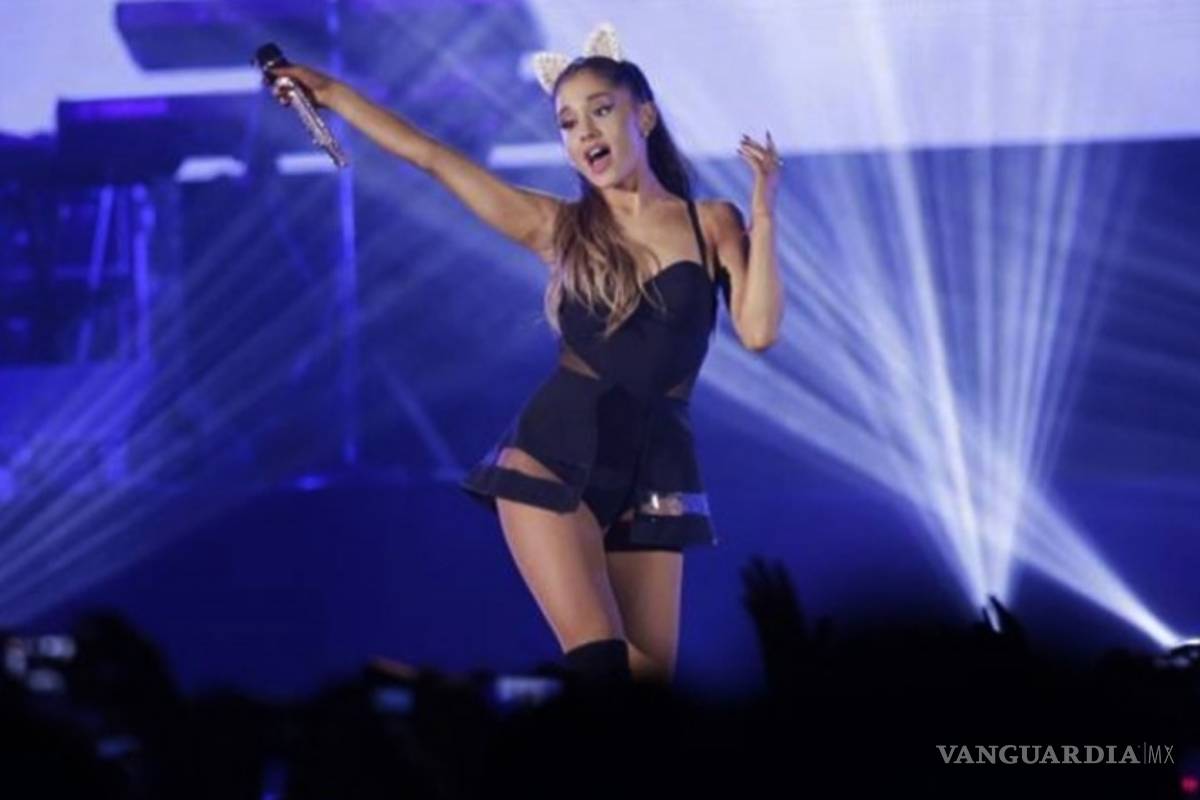 Ariana Grande llora al recordar tragedia de Manchester