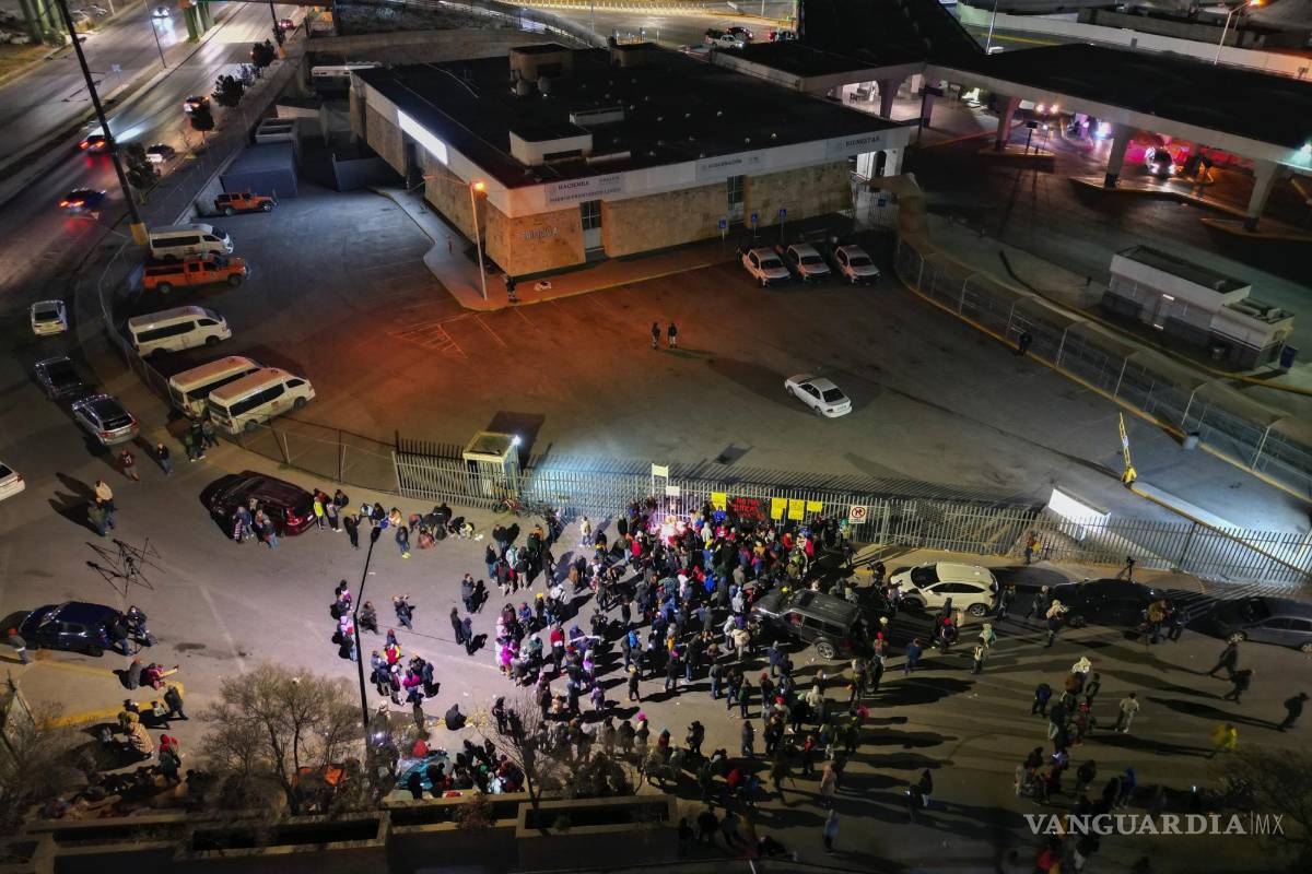 $!Una vigilia por las víctimas del incendio en un centro de detención de migrantes o que dejó docenas de muertos, a las afueras del mismo en Ciudad Juárez.