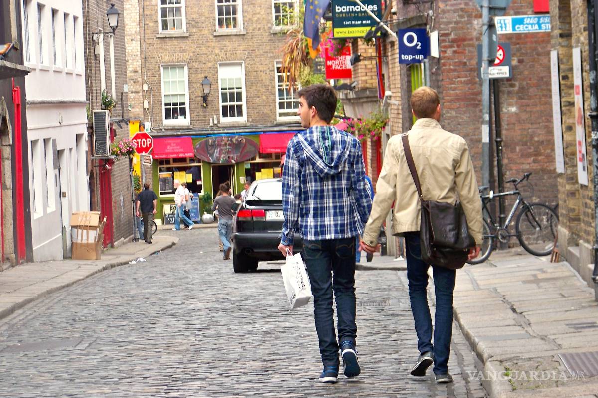 En Hungría prohíben que parejas homosexuales adopten