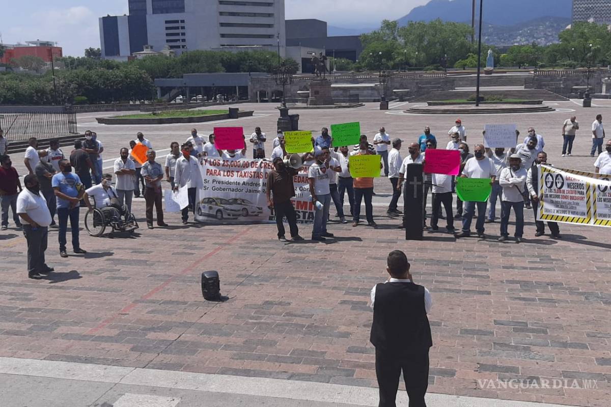 Protestan taxistas y meseros de Nuevo León por apoyos ante contingencia por COVID-19