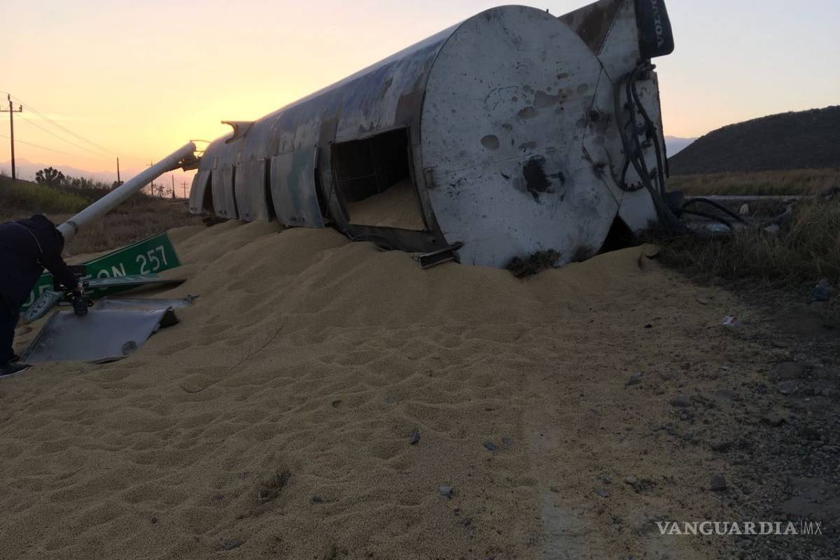 Vuelca por circular a exceso de velocidad