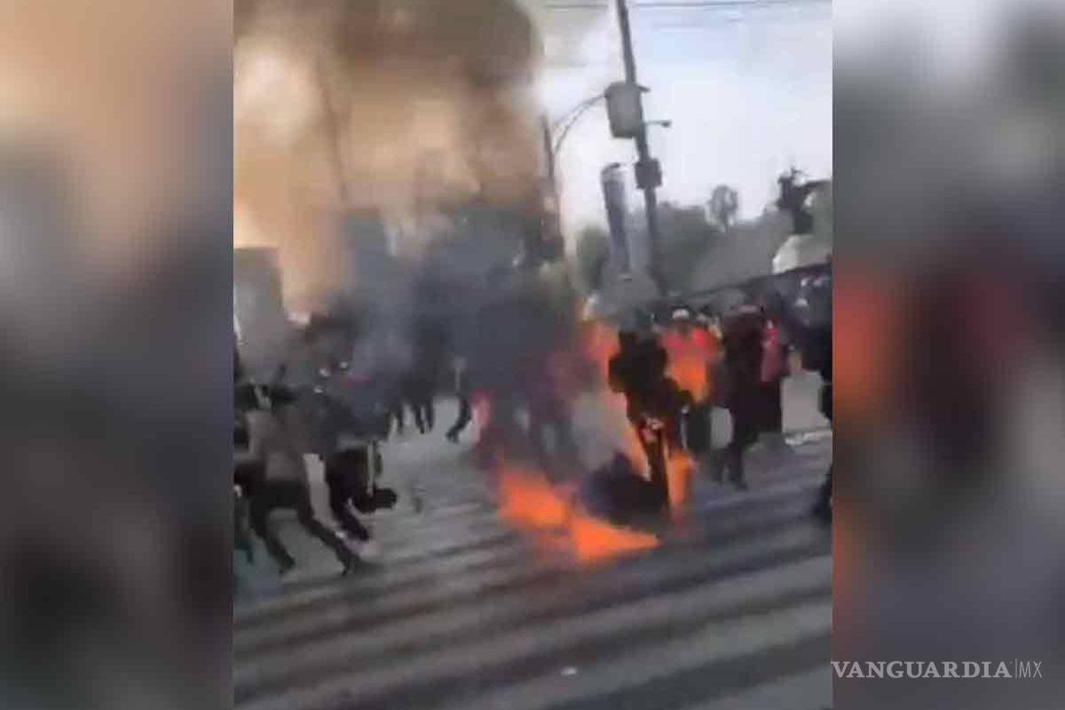 Dos mujeres encapuchadas casi se queman por lanzar bombas molotov en la marcha 8M