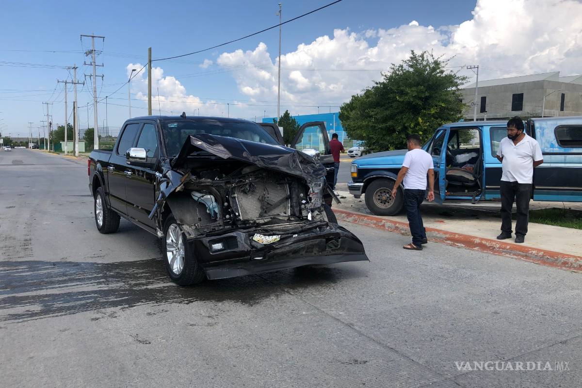 Conductora no respeta alto y se lleva camioneta frente al Centro Metropolitano en Saltillo