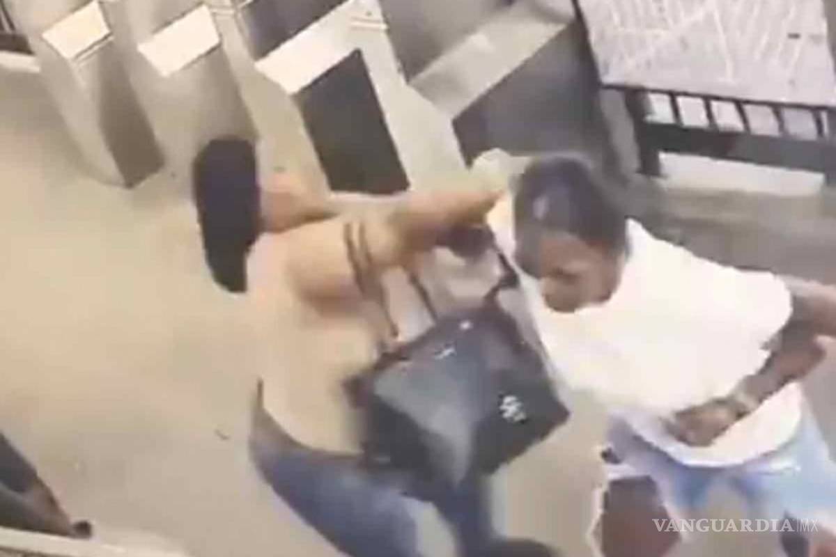 Mujer asesina a otra en pleno metro, tras discusión (video)