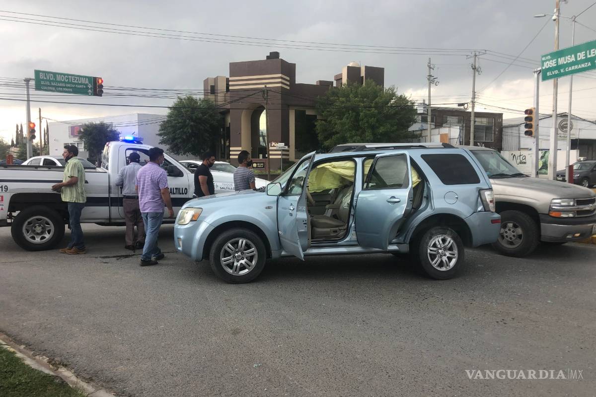 No respeta el alto; madre de conductora sale herida en colonia de Saltillo