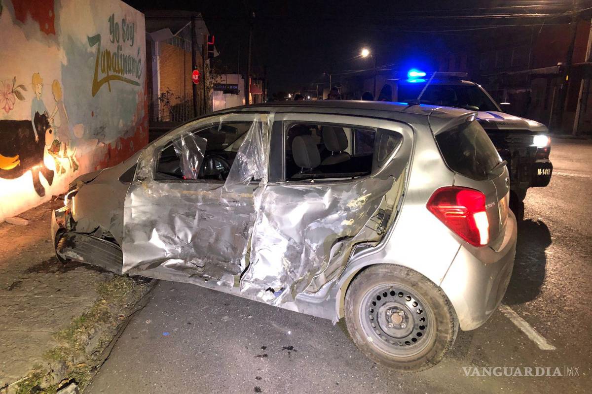 Mujer ebria se dice influyente, se pasa el rojo y choca contra dos autos, en la Zona Centro de Saltillo