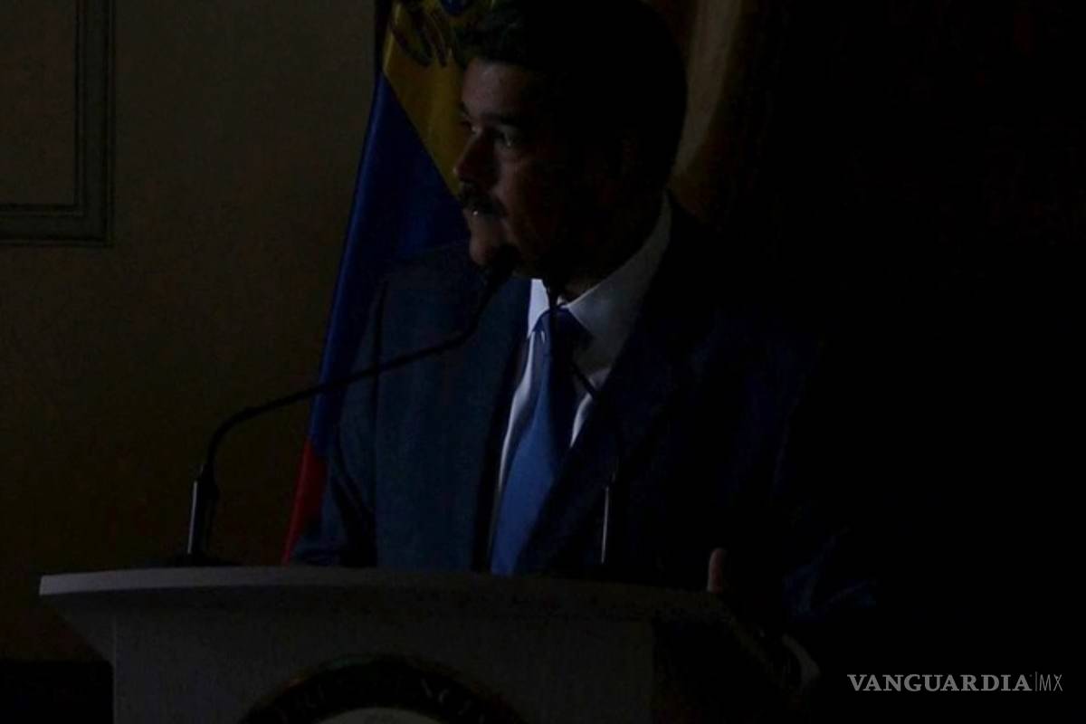 Le cortan la luz a Maduro en plena conferencia de prensa
