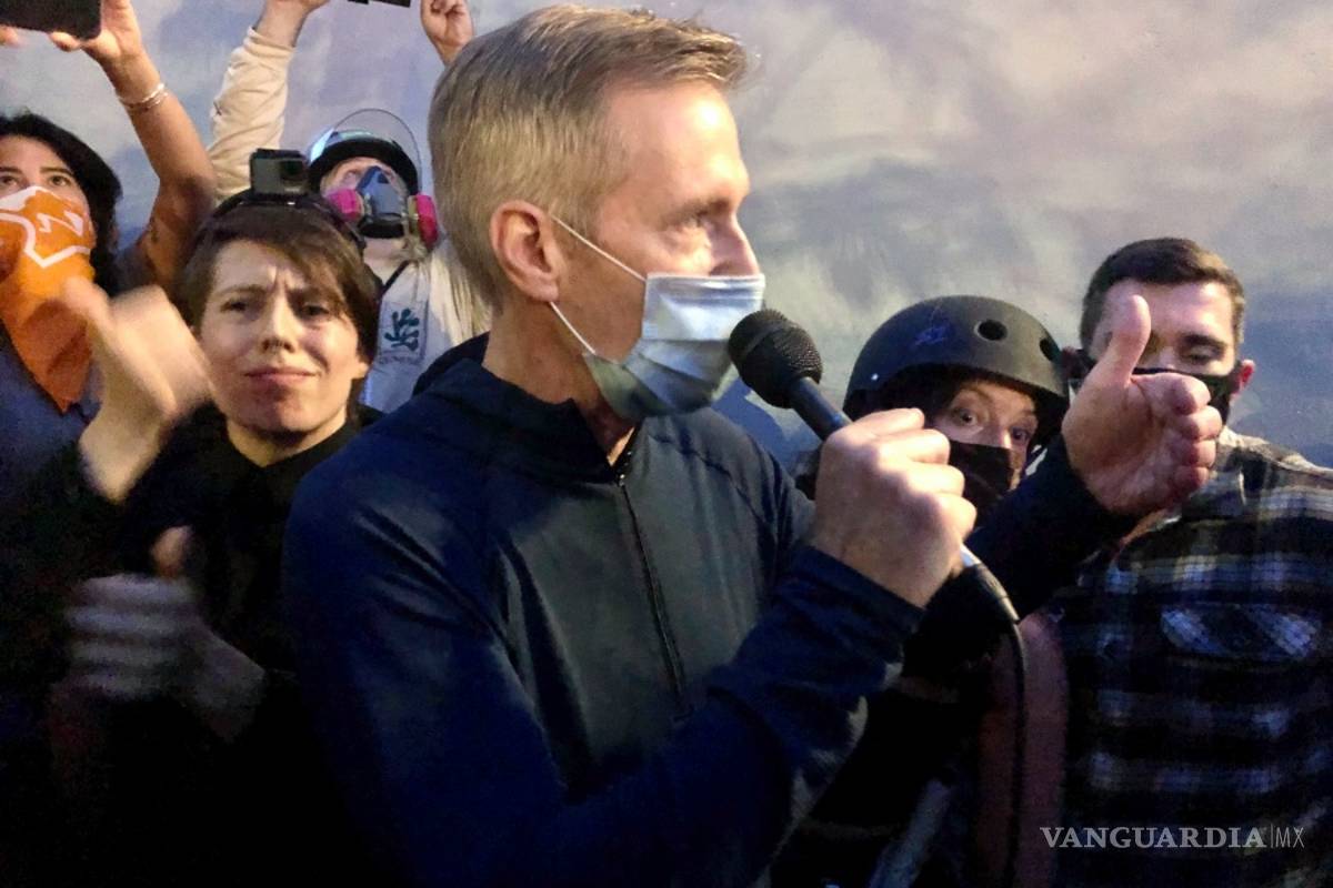 Fuerzas federales lanzan gas lacrimógeno a Ted Wheeler alcalde de Portland