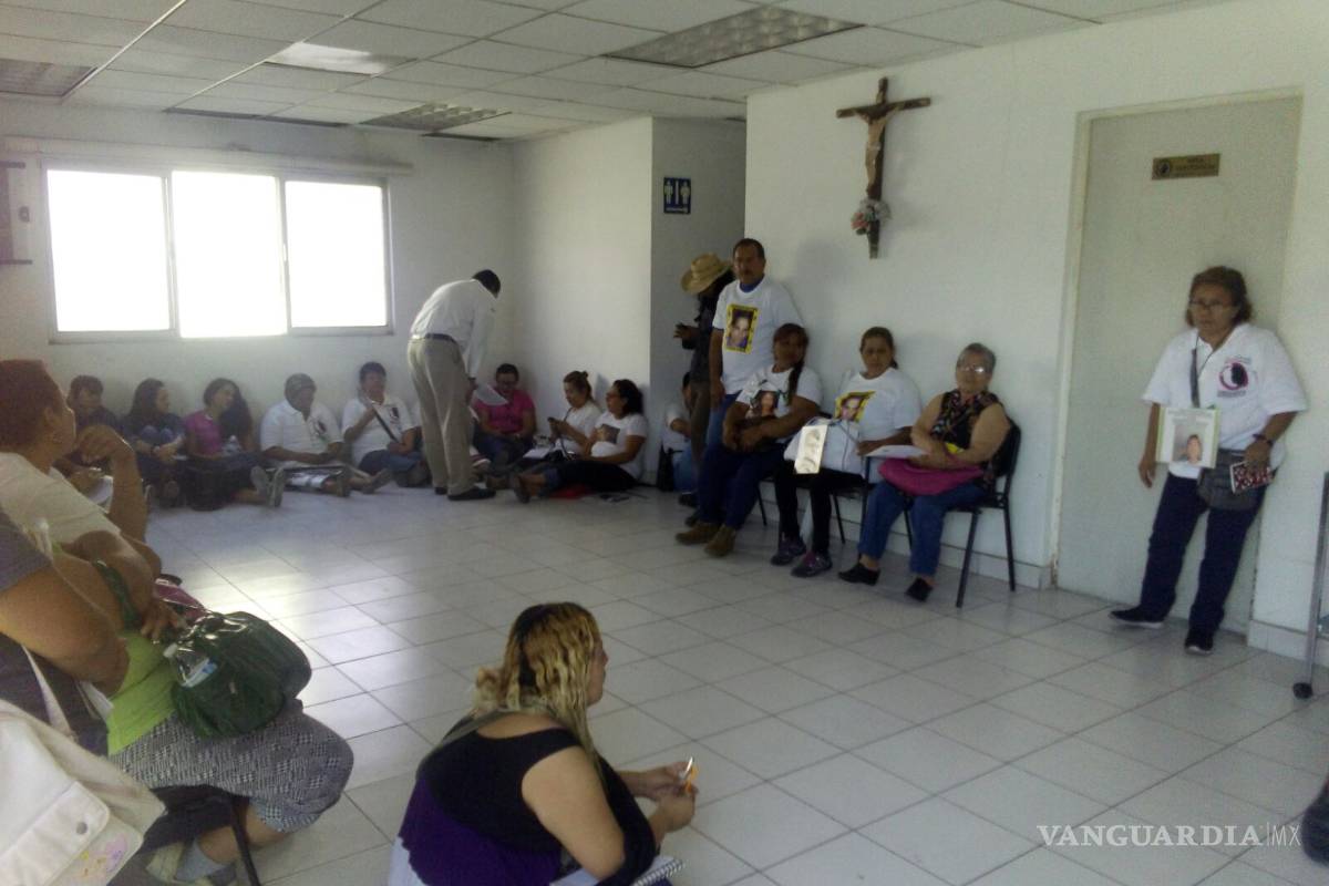 Frío recibimiento da Semefo a Caravana de Búsqueda de Desaparecidos