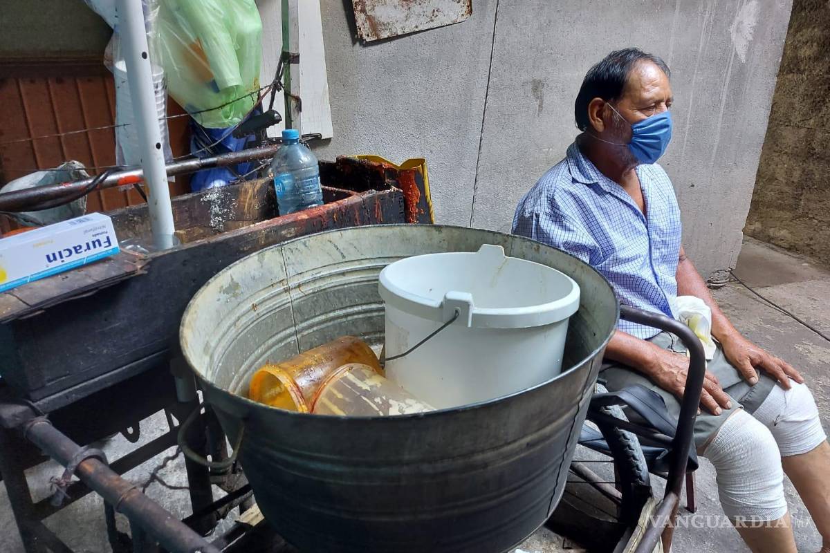 Don Cayetano, el elotero que cayó y perdió su mercancía, recibe ayuda en redes (videos)
