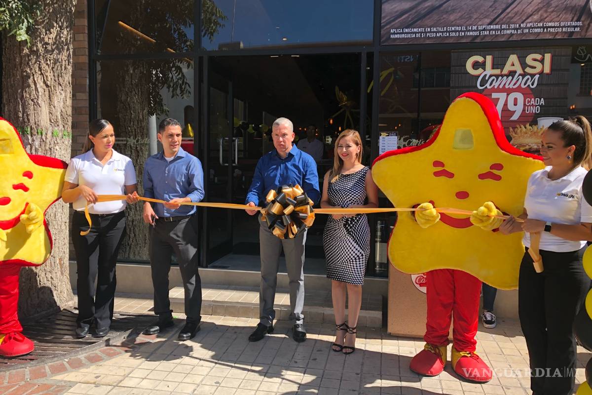 $!Pasan la noche fuera del nuevo Carl's Jr por hamburguesas gratis en Saltillo