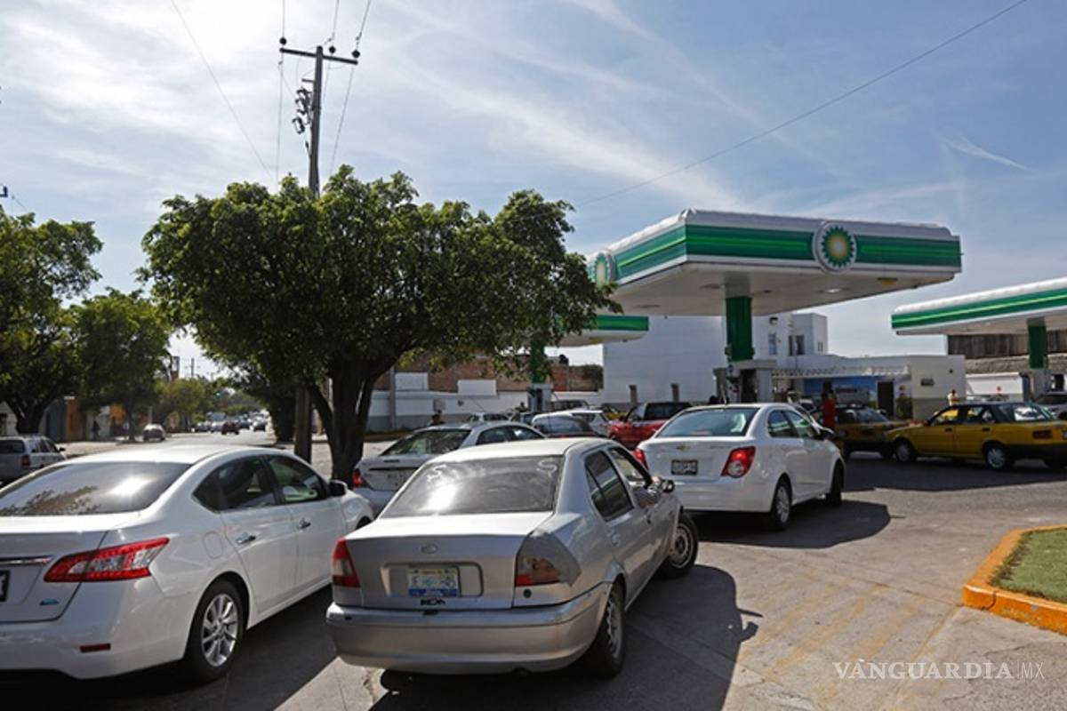 Pemex incrementará número de autotanques para resolver desabasto de gasolina