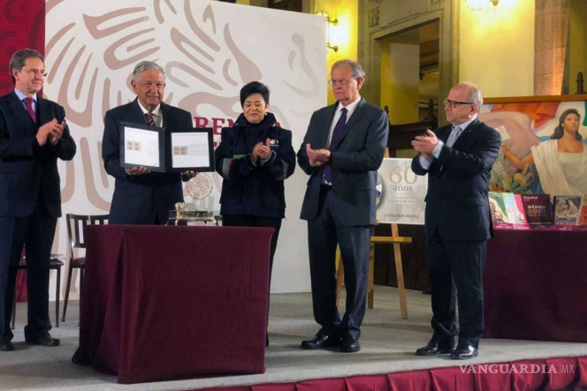 Conmemora AMLO 60 años de los libros de texto gratuitos... ¿Sábes quién es la misteriosa mujer de las portadas?