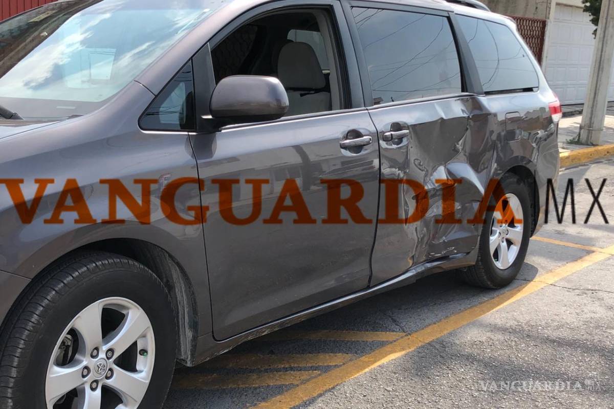 $!Motociclista queda grave tras accidente en zona Centro; camioneta le quita derecho de paso