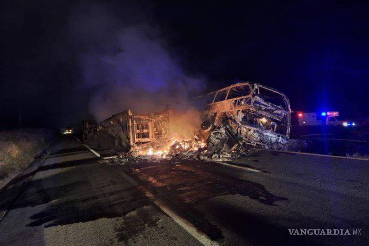 Fallecen 19 en choque... Tragedia en Maxipista Culiacán-Mazatlán por choque entre camión de pasajeros y tráiler